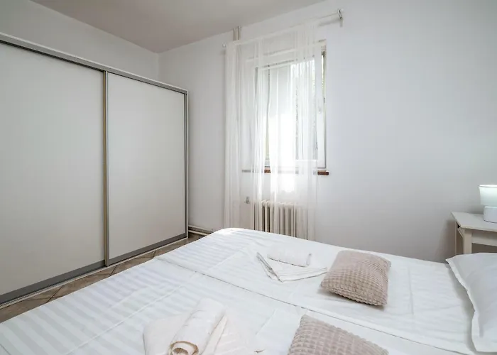 23 With Outdoor Swimmingpool Casa de Férias *