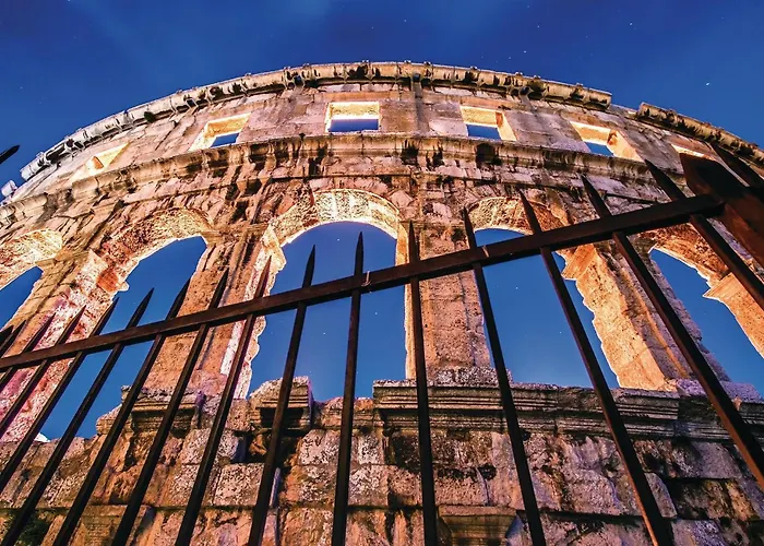 23 With Outdoor Swimmingpool