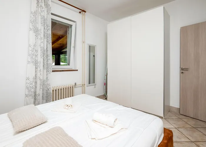 23 With Outdoor Swimmingpool *