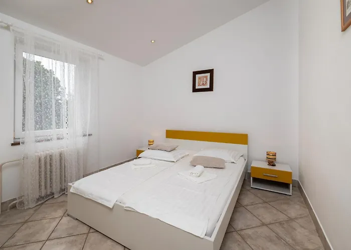 23 With Outdoor Swimmingpool *