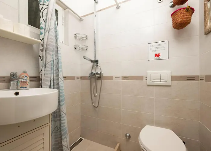 23 With Outdoor Swimmingpool