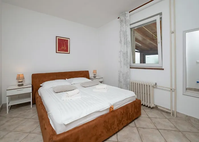 23 With Outdoor Swimmingpool *