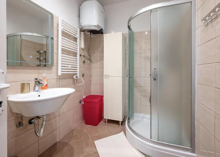 23 With Outdoor Swimmingpool