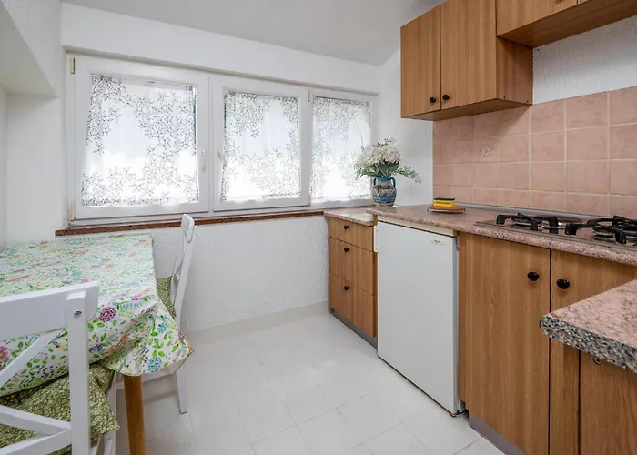 23 With Outdoor Swimmingpool