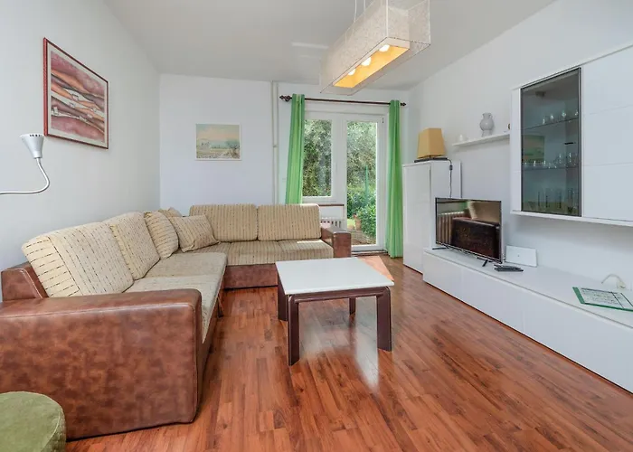 23 With Outdoor Swimmingpool *