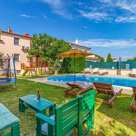 23 With Outdoor Swimmingpool *