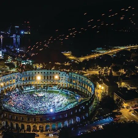 23 With Outdoor Swimmingpool * Pula